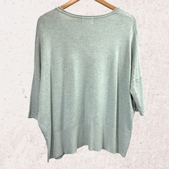Elegant Green V-Neck Blouse - Picture 2 of 3
